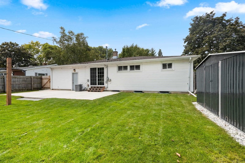 825 Tommark St, Green Bay, WI 54304-2353