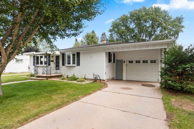 825 Tommark St, Green Bay, WI 54304-2353