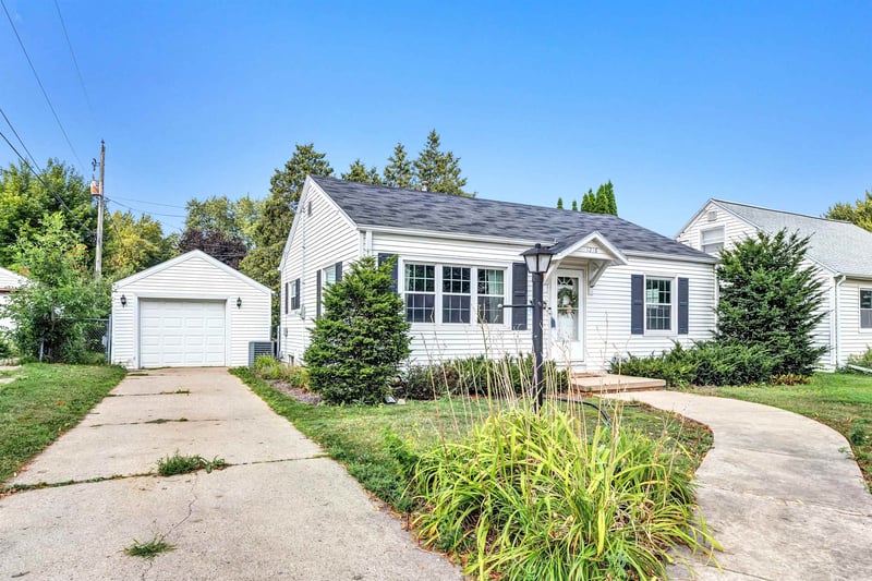 1216 9th St, Green Bay, WI 54304-3202