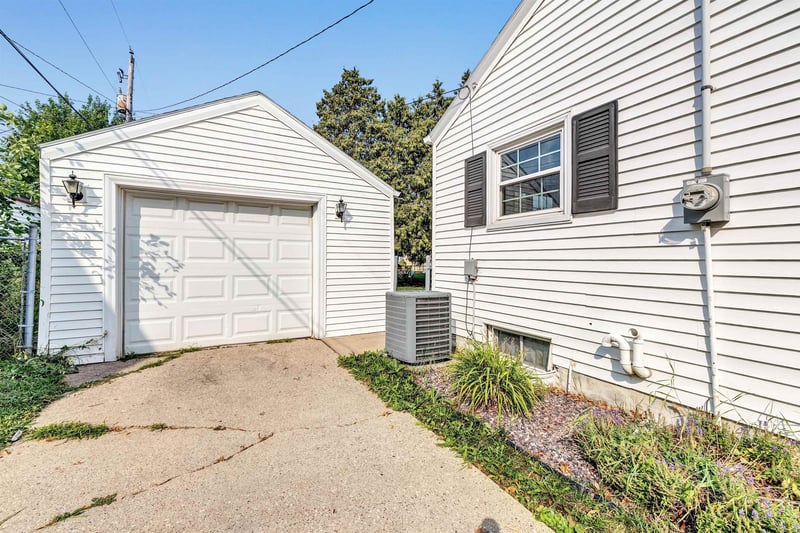 1216 9th St, Green Bay, WI 54304-3202