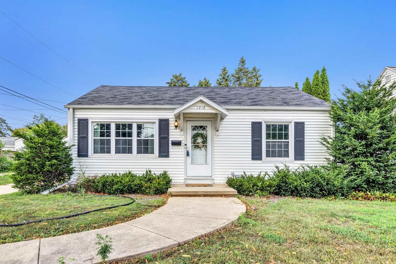 1216 9th St, Green Bay, WI 54304-3202