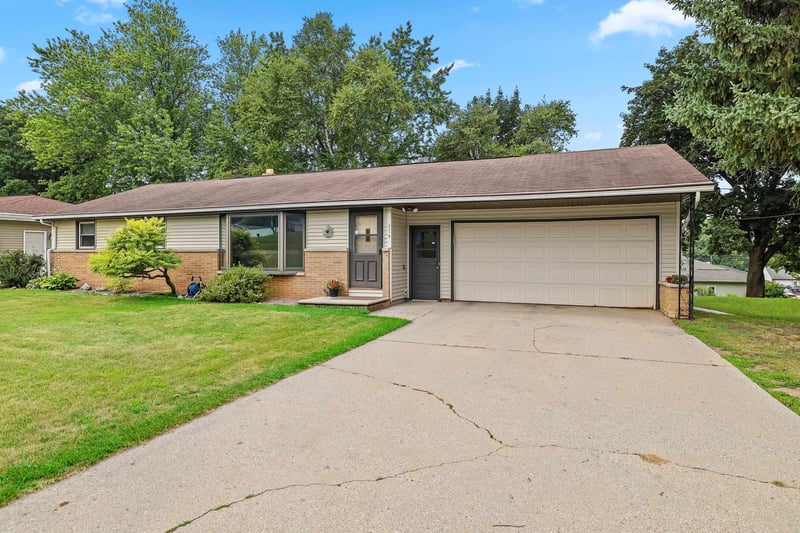 374 Skyline Blvd, Green Bay, WI 54302-3344