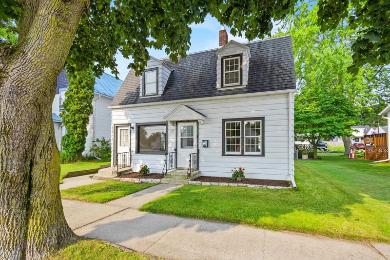 321 Mill St, Algoma, WI 54201