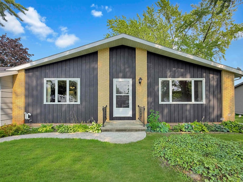 130 Barton Rd, Oshkosh, WI 54904