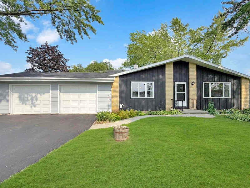130 Barton Rd, Oshkosh, WI 54904