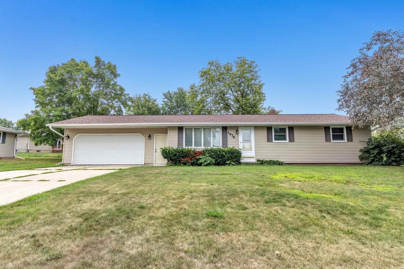 1676 Klaus St, Greenleaf, WI 54126
