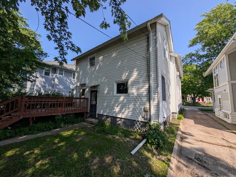 726 S Jackson St, Green Bay, WI 54301
