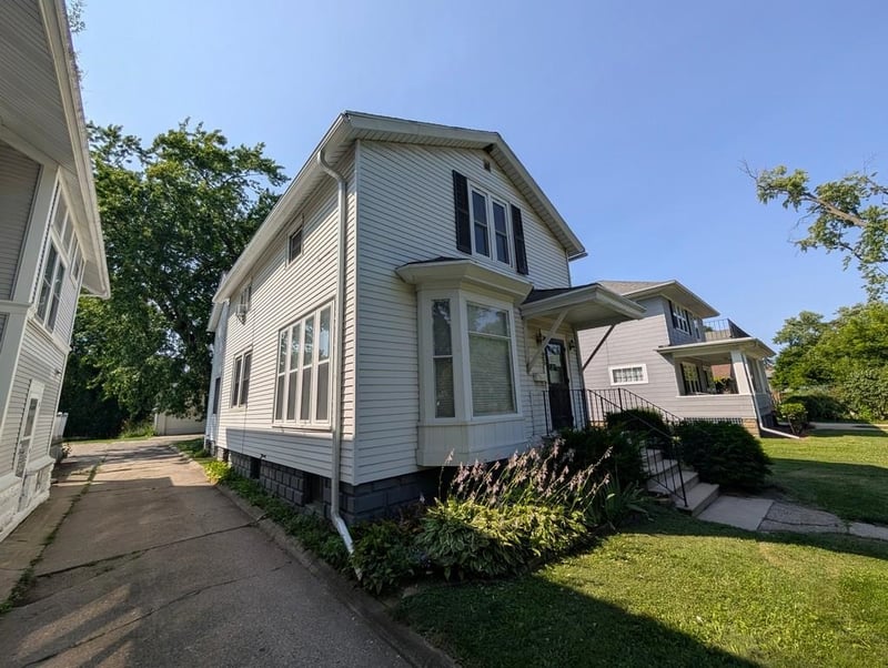 726 S Jackson St, Green Bay, WI 54301