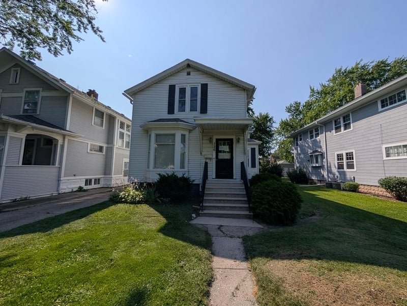 726 S Jackson St, Green Bay, WI 54301