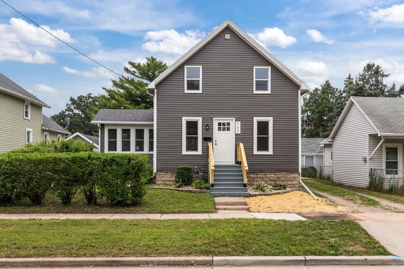 755 Oak St, Oshkosh, WI 54901