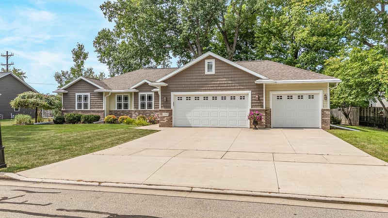 1790 Garnet Ct, Menasha, WI 54952