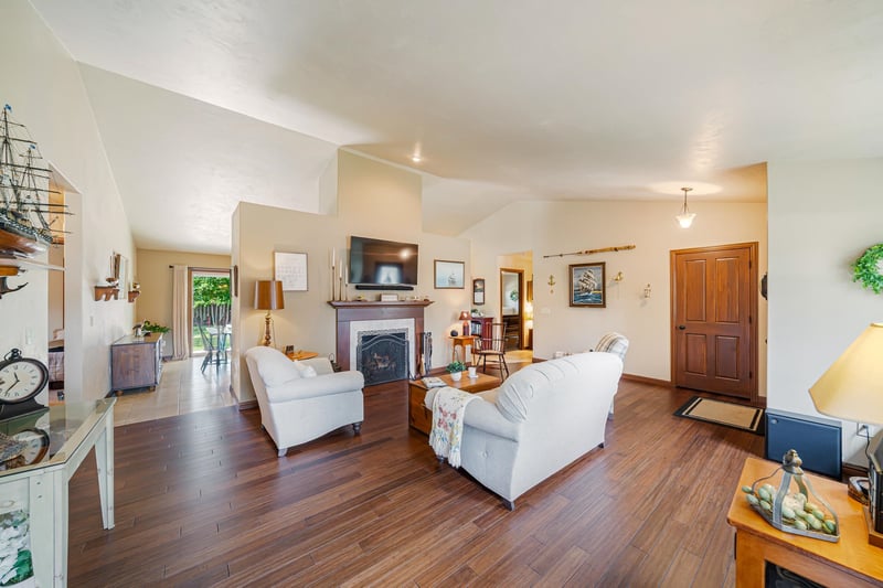 1790 Garnet Ct, Menasha, WI 54952