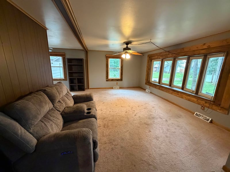 N6005 Lake Dr, Shawano, WI 54166