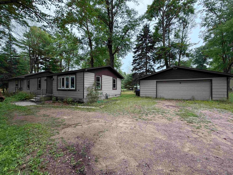 N6005 Lake Dr, Shawano, WI 54166