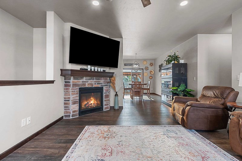 512 Pebblestone Cir, Hobart, WI 54155