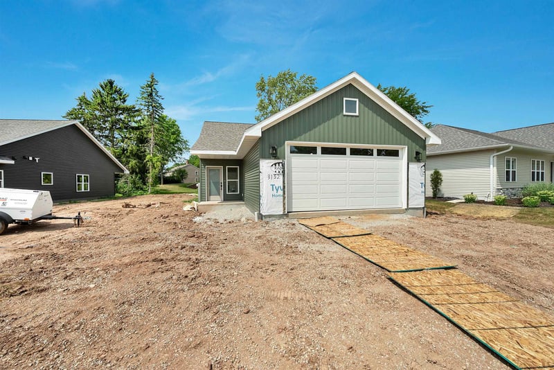 3152 East River Dr, Green Bay, WI 54301