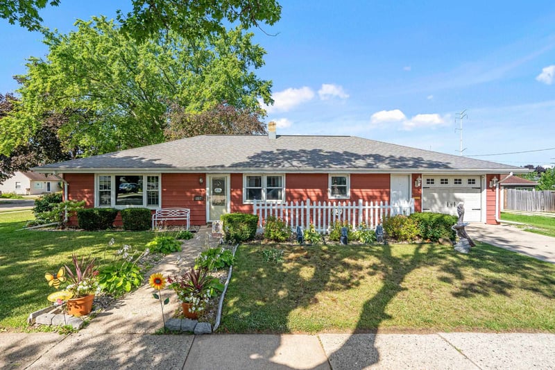 352 S James St, Kimberly, WI 54136