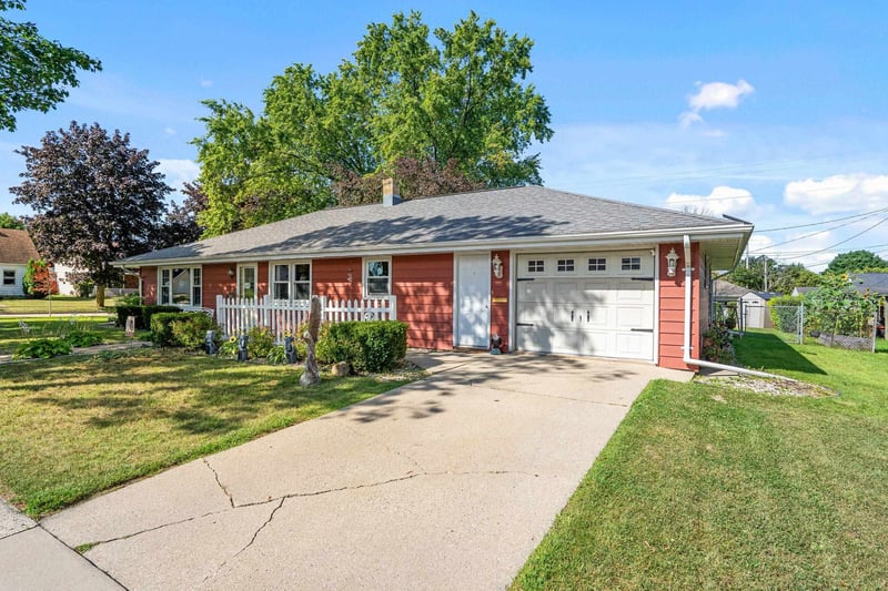 352 S James St, Kimberly, WI 54136