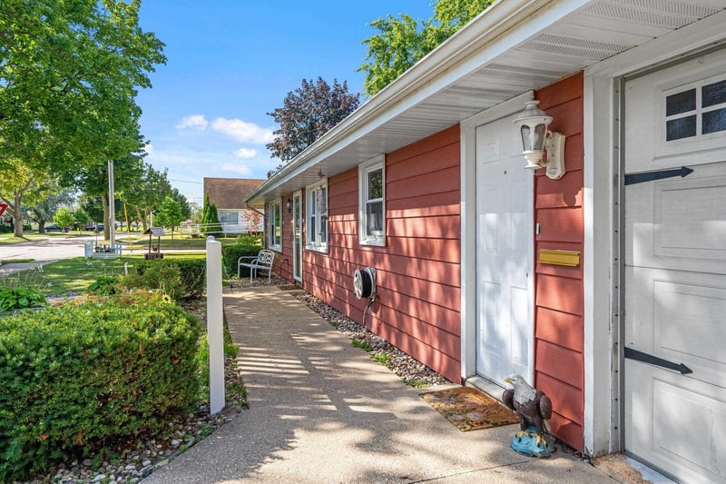 352 S James St, Kimberly, WI 54136