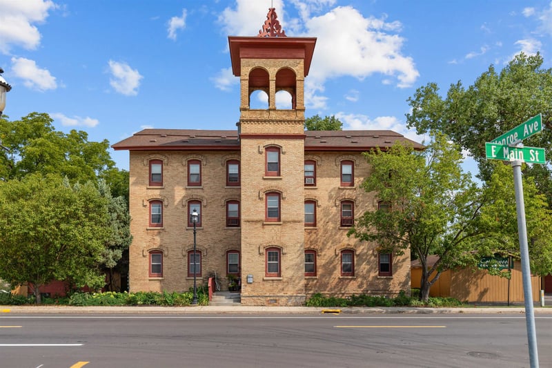 251 E Main St #201, Omro, WI 54963