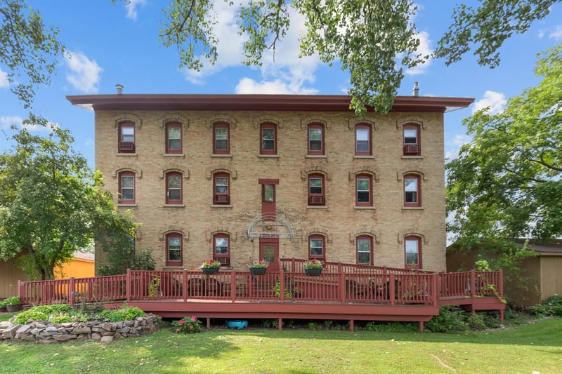 251 E Main St #201, Omro, WI 54963