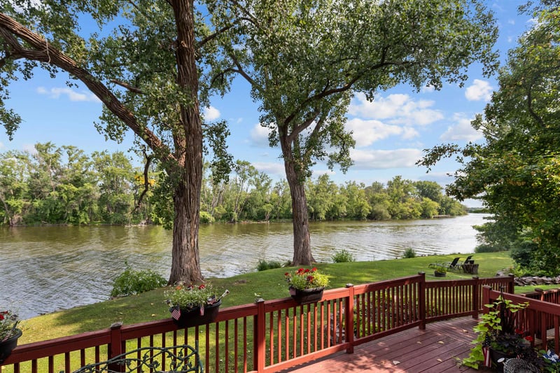 251 E Main St #201, Omro, WI 54963