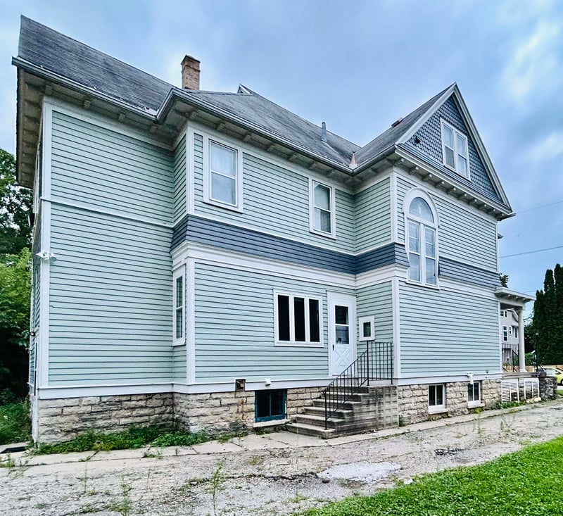 528 Mt Vernon St, Oshkosh, WI 54901