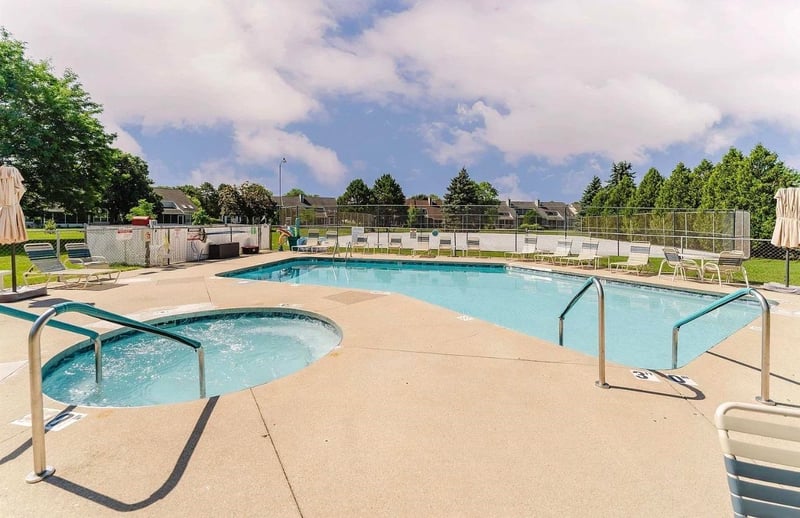 2591 Village Ln, Oshkosh, WI 54904