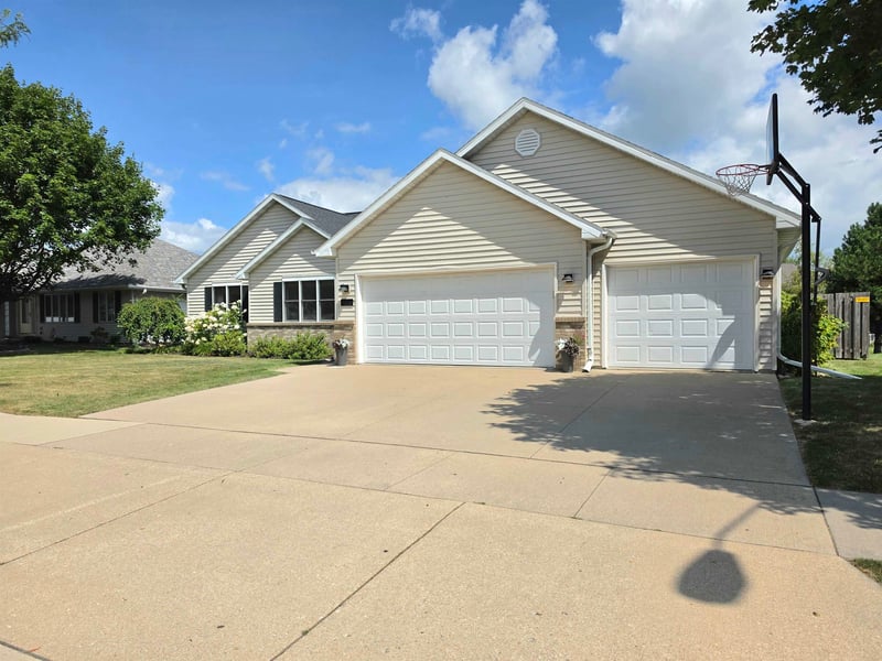 3226 E Greenleaf Dr, Appleton, WI 54913