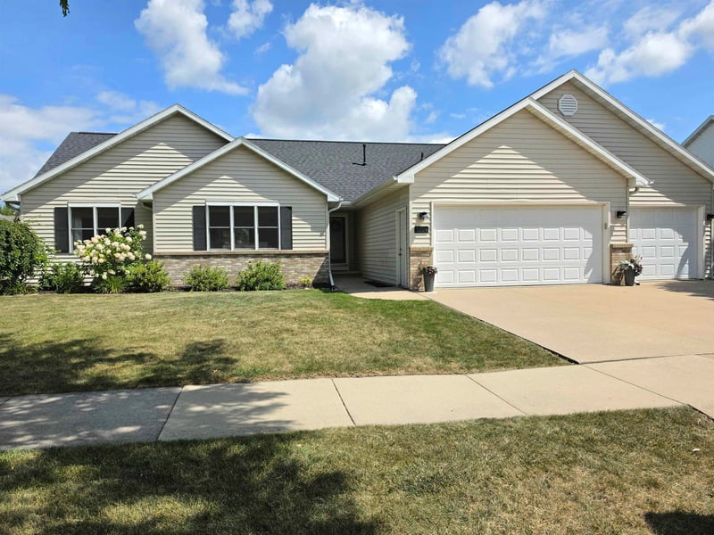 3226 E Greenleaf Dr, Appleton, WI 54913