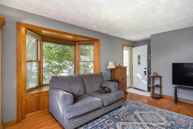 609 Linda St, Combined Locks, WI 54113