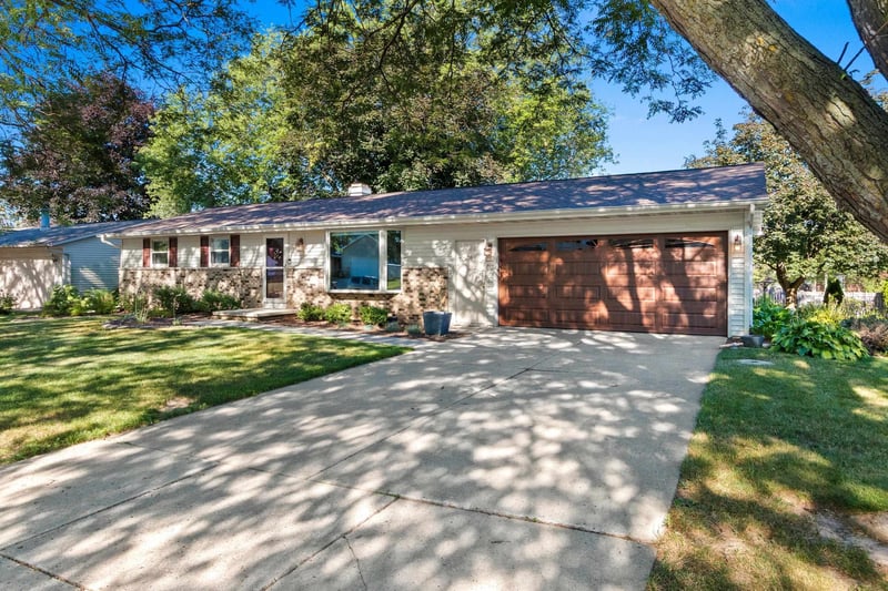 2766 Berken Ct, Green Bay, WI 54304-5402