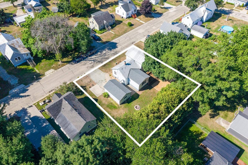617 4th St, Oconto, WI 54153