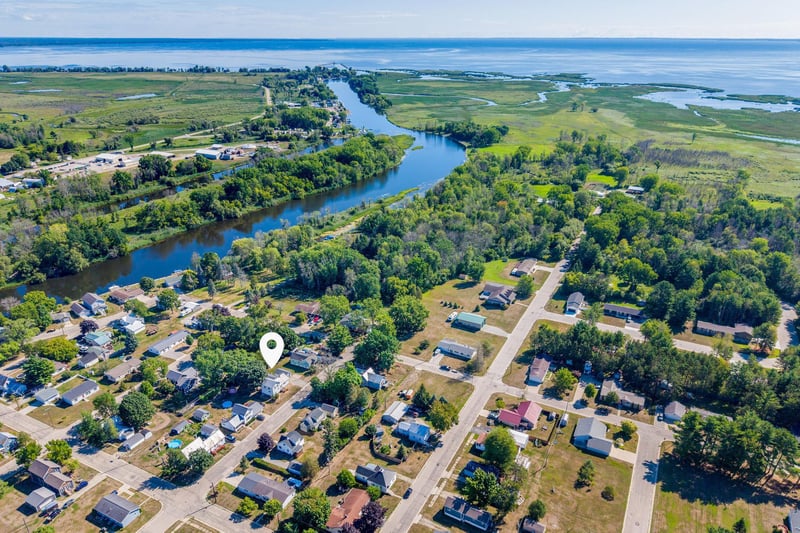 617 4th St, Oconto, WI 54153