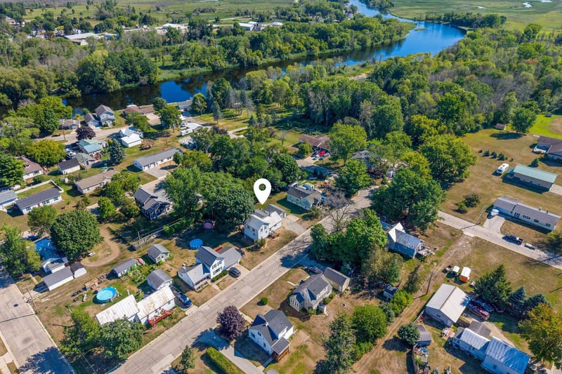 617 4th St, Oconto, WI 54153