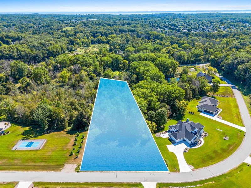 2520 Breezeway Bluff Ct, Green Bay, WI 54313