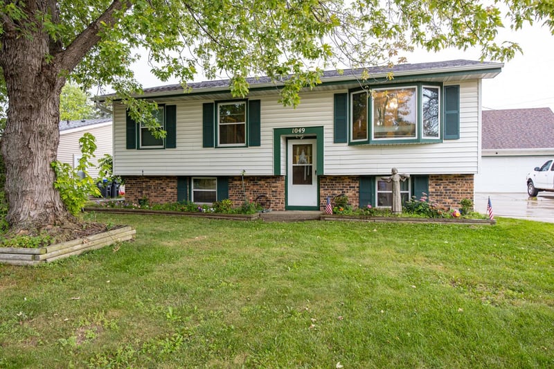 1049 Gillingham Rd, Neenah, WI 54956