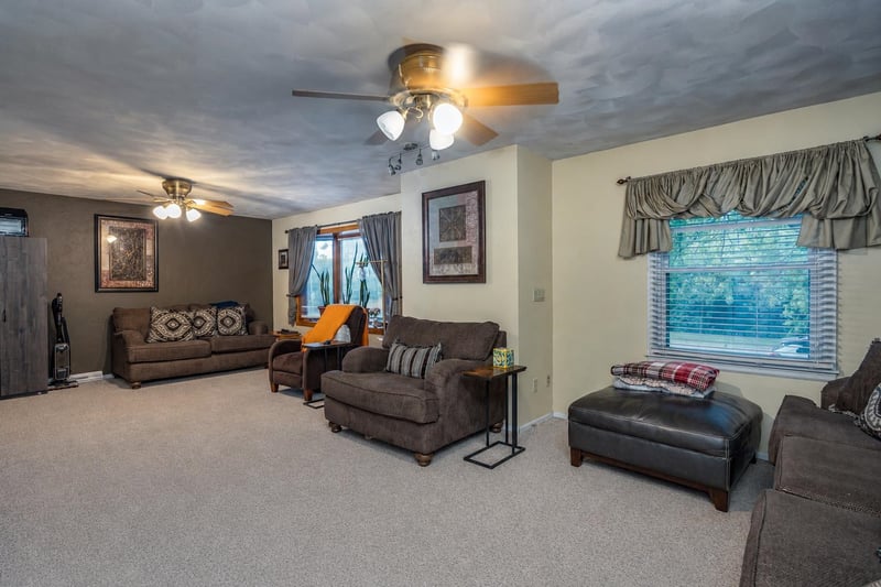 1049 Gillingham Rd, Neenah, WI 54956