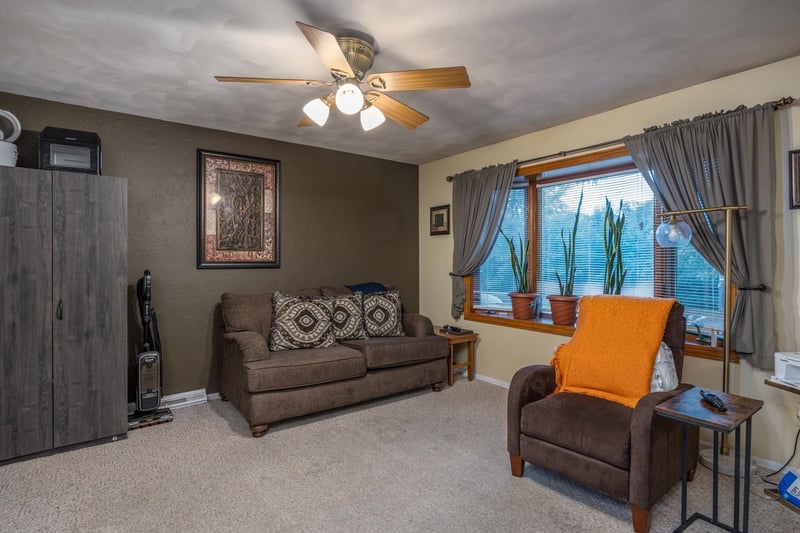 1049 Gillingham Rd, Neenah, WI 54956