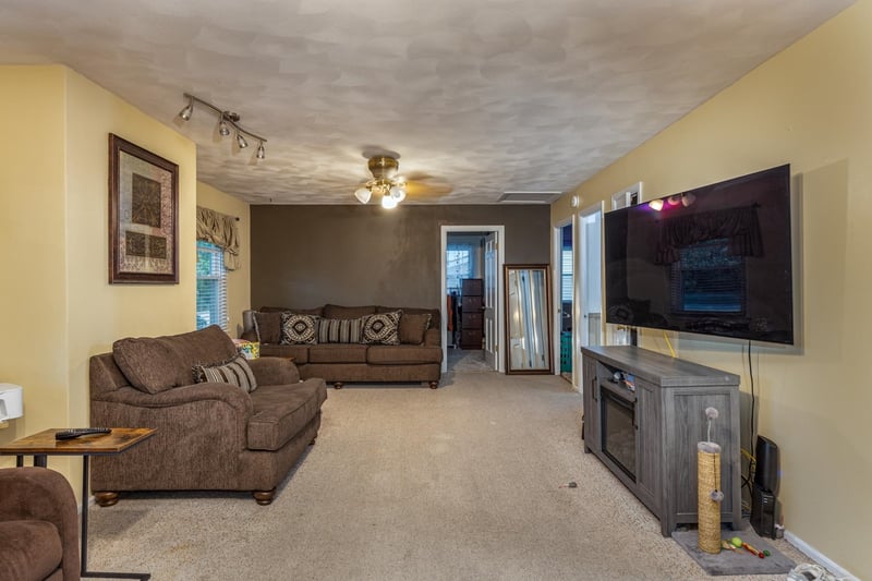 1049 Gillingham Rd, Neenah, WI 54956