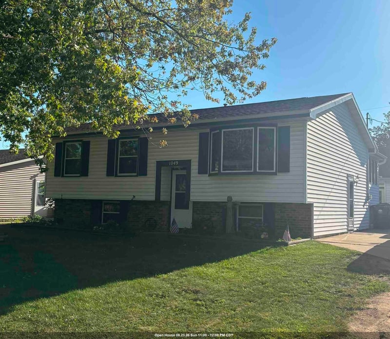 1049 Gillingham Rd, Neenah, WI 54956