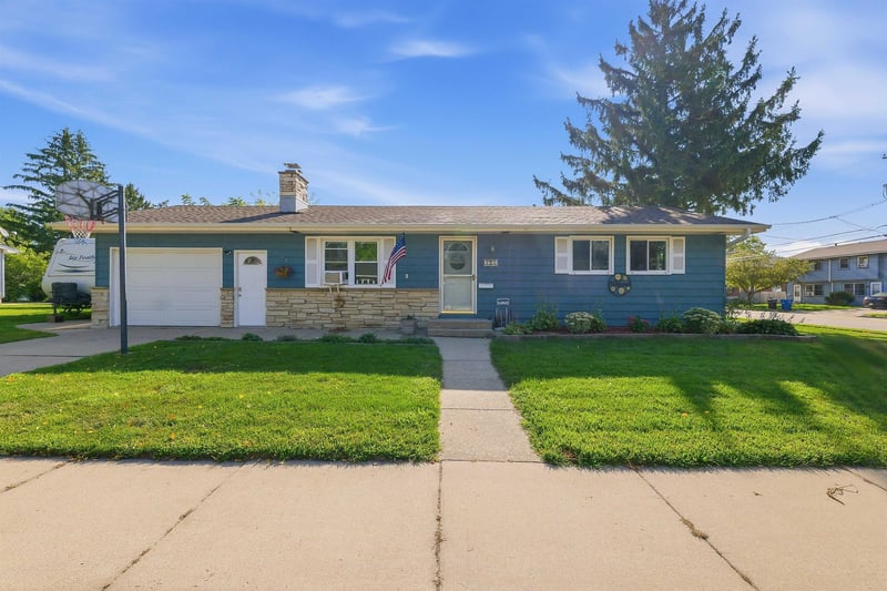 106 N Meadow St, Oshkosh, WI 54902