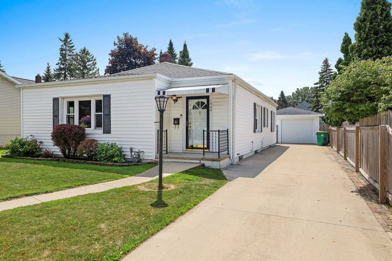 1544 Smith St, Green Bay, WI 54302-1944