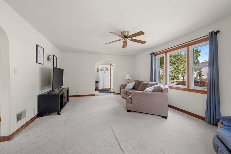 1544 Smith St, Green Bay, WI 54302-1944