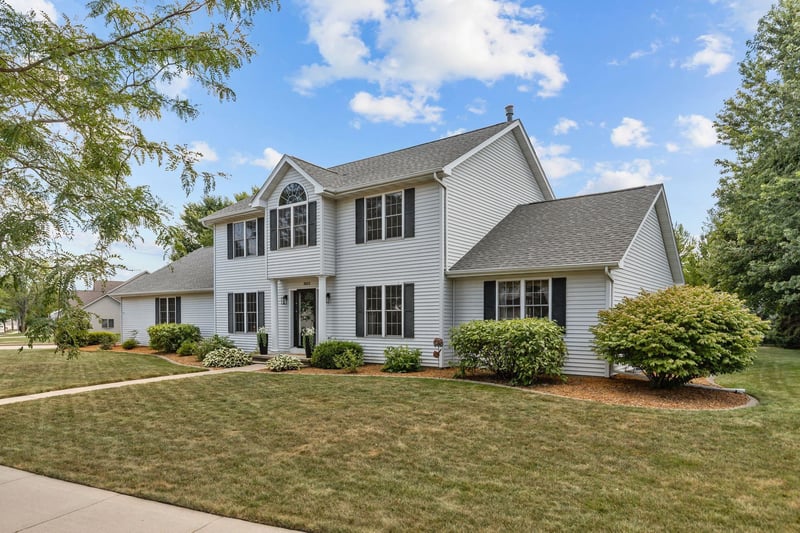 3023 E Greenleaf Dr, Appleton, WI 54913