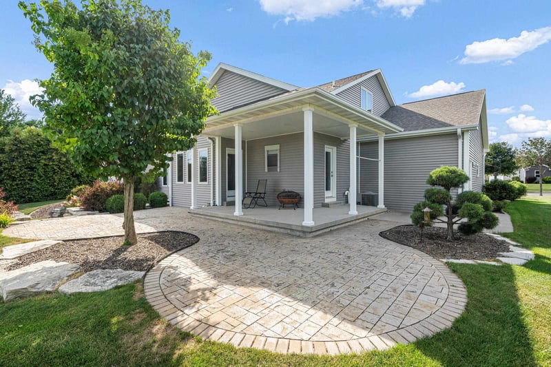 647 Rusch Dr, Combined Locks, WI 54113-1426
