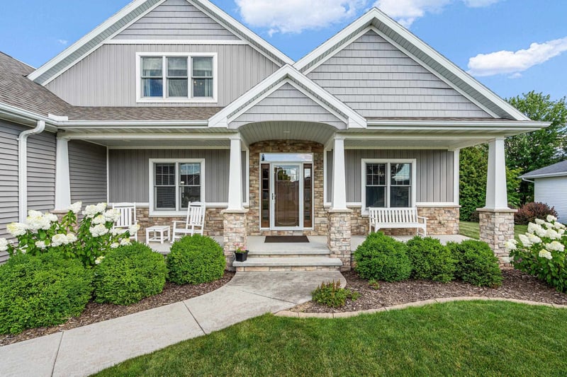 647 Rusch Dr, Combined Locks, WI 54113-1426