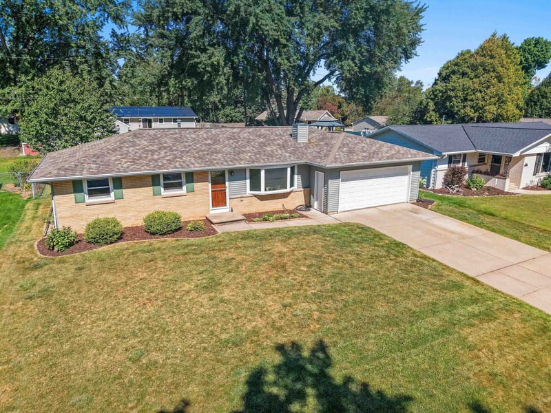 1016 Chantel St, Green Bay, WI 54304-2012