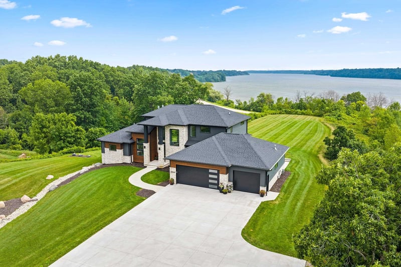 2016 Jen Dr, De Pere, WI 54115