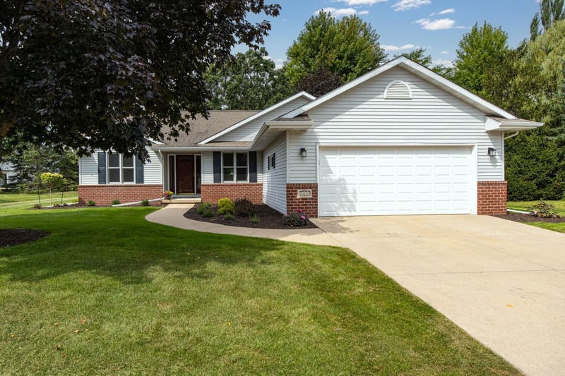 339 Windingbrook Dr, Oshkosh, WI 54904-7883